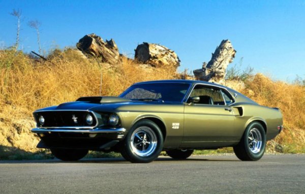 В края на 60-те и началото на 70-те години NASCAR се намира в своята златна ера. Автомобилните производители се отнасят сериозно към състезанията със стандартни автомобили и залагат на двигатели и каросерии за състезания, които често са твърде непрактични за ежедневието.

Всичко, което компаниите трябва да направят, е да продадат 500 от тези радикални коли и да ги пуснат в NASCAR. Boss 429 Mustang е точно такъв звяр. Въпреки че Mustang не се състезава в Nascar, двигателят под капака му (V8, 429 Нм въртящ момент и 375 к.с.) е създаден за такива условия. Проблемът е, че този двигател не се представя добре на улицата. По-бавен е от другите мощни представители Mustang по това време. Насоченият към NASCAR двигател V8 е чудовищно голям и не се побира в двигателния отсек на стандартен Mustang.

За да реши проблема, Ford наема Kar Kraft. Компанията мести кулите на амортисьора, разширява предницата с помощта на уникални компоненти, мести акумулатора в багажника и монтира по-малък усилвател на спирачките &ndash; всичко това, за да направи място за този зверски голям двигател.

Малко известен факт: Всъщност има три различни двигателя за 429, монтирани в Boss 429 между 1969 и 1970. Твърдият S-Code е инсталиран в ранните автомобили и е пълен с части за състезания. Но S-Code имам проблеми с гаранцията поради неправилен процес на сглобяване. Така че се появява T-Code, съставен от по-леки части, който се използва в някои автомобили. По-късната версия A-Code, оборудвана с нов газоразпределителен механизъм, се появява към края на производството на 429.
